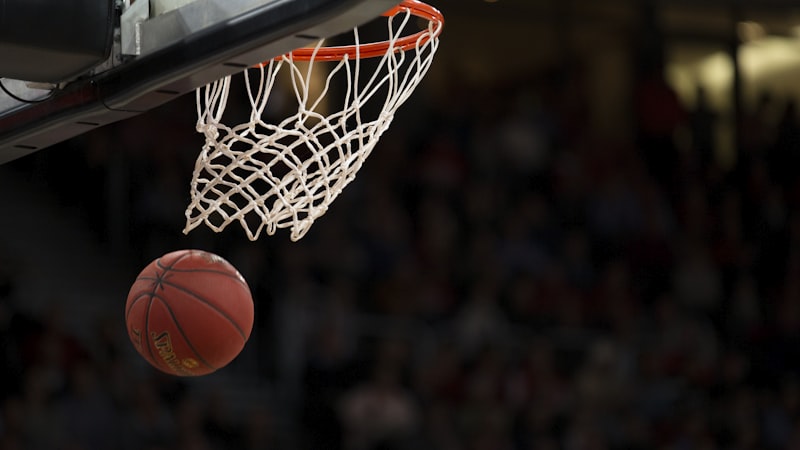 篮球赛事转会传闻 - NBA球员在球场运球的特写镜头